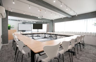 池袋FRIENDS会議室サンライズ 池袋FRIENDS会議室サンライズ　毎日清掃の綺麗な会議室の室内の写真