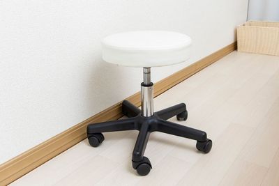 スツール（高さ調整可能） - 武蔵小杉2分完全個室プライベートサロンkaede🌿🍁 マッサージ・施術等に最適！武蔵小杉レンタルサロンKaedeの設備の写真