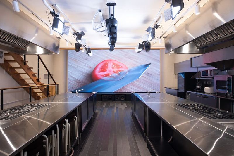 対面のダブルキッチンスタジオ - Tokyo D Kitchen Studio