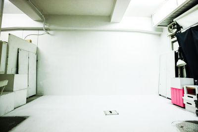 撮影場所は縦６m×横６mで、横6mまるまる白バックとして使えるので、人数多いショットも撮れます！　セルフ写真でもプロが撮ったように撮れます！！ - フォトスタジオDONCHA フォトスタジオDONCHA-スタジオレンタルの室内の写真