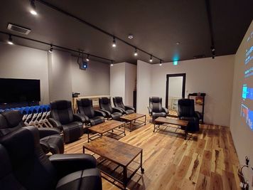 シアター仕様です（8人席） - SHARE BLUE一宮 【3F】F：シアタールーム/大会議室の室内の写真