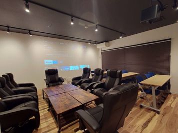 セミナー仕様 - SHARE BLUE一宮 【3F】F：シアタールーム/大会議室の室内の写真