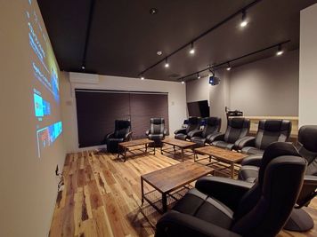 シアター仕様です（8人席） - SHARE BLUE一宮 【3F】F：シアタールーム/大会議室の室内の写真