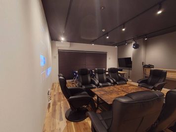 セミナー仕様 - SHARE BLUE一宮 【3F】F：シアタールーム/大会議室の室内の写真