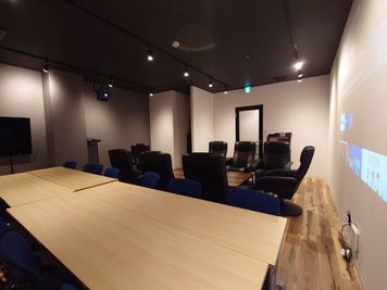 会議・パーティ仕様 - SHARE BLUE一宮 【3F】F：シアタールーム/大会議室の室内の写真