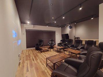 シアター仕様です（8人席） - SHARE BLUE一宮 【3F】F：シアタールーム/大会議室の室内の写真