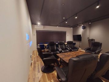 会議・パーティ仕様 - SHARE BLUE一宮 【3F】F：シアタールーム/大会議室の室内の写真