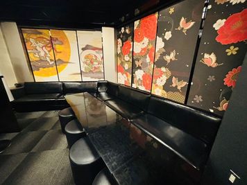 Layover新宿 歌舞伎町BARスペース レイオーバーの室内の写真