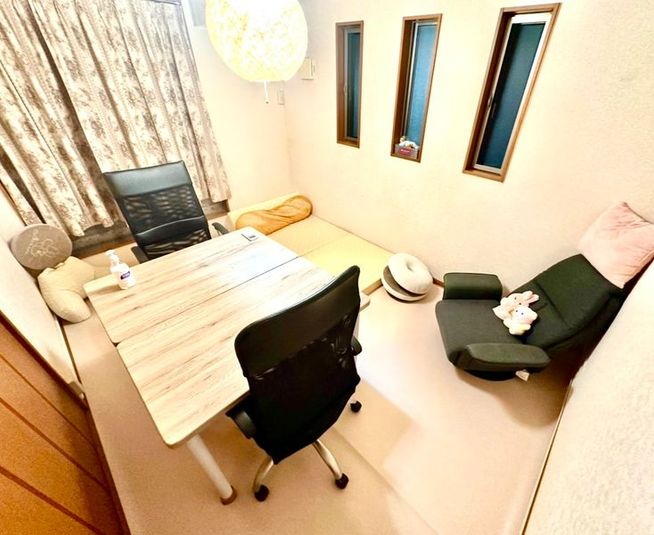 大きい机とまったりソファー。 - レンタルスペースモモ 仲良し勉強部屋の室内の写真