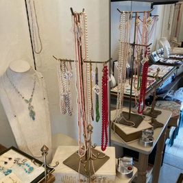 アクセサリー展示販売イベント -  FOUR DIRECTIONS SPACE FOUR DIRECTIONSの室内の写真