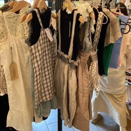 子供服の展示販売イベント -  FOUR DIRECTIONS SPACE FOUR DIRECTIONSの室内の写真