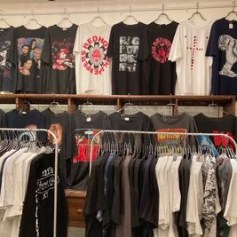 Tｼｬﾂの展示販売 -  FOUR DIRECTIONS SPACE FOUR DIRECTIONSの室内の写真