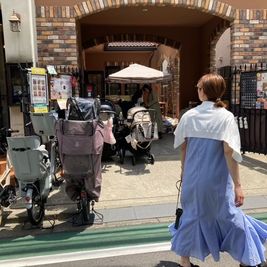 子供服の展示販売イベント。ベビーカーでいっぱいです。 -  FOUR DIRECTIONS SPACE FOUR DIRECTIONSの外観の写真