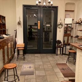 靴工房の展示販売イベント -  FOUR DIRECTIONS SPACE FOUR DIRECTIONSの室内の写真