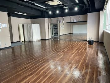 鏡壁付けでございます。奥行きあるのでフォーメーションの練習に最適。 - THビル2階Aルーム 多目的スペース（会議室、セミナールーム、ダンススタジオ）の室内の写真