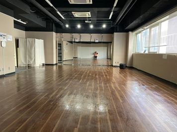 鏡壁付けでございます。奥行きあるのでフォーメーションの練習に最適。 - THビル2階Aルーム 多目的スペース（会議室、セミナールーム、ダンススタジオ）の室内の写真