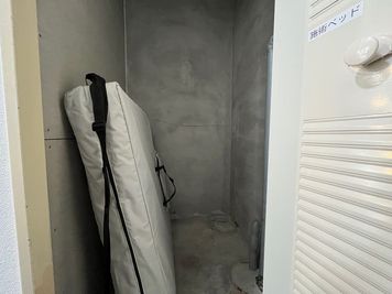 施術ベットは入口右手の収納内に保管しております。 - たまりば関内馬車道 Castleの設備の写真