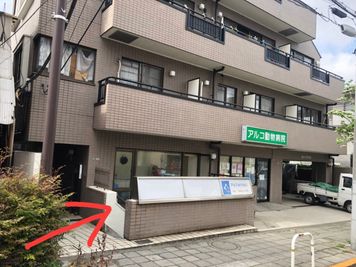 駒沢令劇STUDIO 稽古場　ダンススタジオの入口の写真