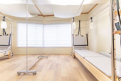 大きな鏡は可動式。お好きな位置で使用できます。 - Pilates studio ata NIPPORI マシンピラティス個室スタジオata NIPPORIの室内の写真