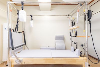 様々なエクササイズに対応するキャフォーマーを完備。 - Pilates studio ata NIPPORI マシンピラティス個室スタジオataの設備の写真