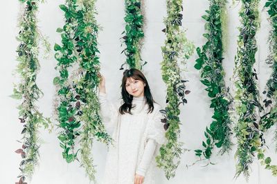緑のツタは8本あり、2列のレーンを好きな位置に移動して撮影することができます。 - ピクテスタジオ（PICTE STUDIO）浅草橋店 【浅草橋駅から徒歩１分】自然光と植物が映えるレンタル撮影スタジオの室内の写真