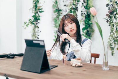 ヘアアイロン（コテ32mm／ストレート24mm）、卓上の鏡がございます。
※化粧品はございません - ピクテスタジオ（PICTE STUDIO）浅草橋店 【浅草橋駅から徒歩１分】自然光と植物が映えるレンタル撮影スタジオの設備の写真