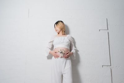 白壁の部分が多いため、様々なパターンで撮影することができます。 - ピクテスタジオ（PICTE STUDIO）浅草橋店 【浅草橋駅から徒歩１分】自然光と植物が映えるレンタル撮影スタジオの室内の写真