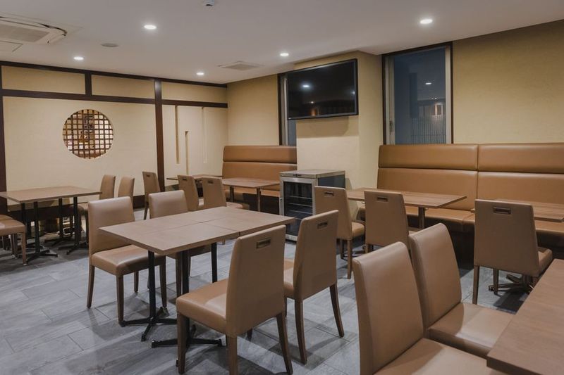 ホテル1階のレストラン♪キッチン・バーカウンターあり - 京モダンダイニングLuxe