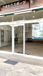 自転車などはお店の前へ停められます - ひまわりスポーツ　 レンタルスペース レンタルスペースの室内の写真