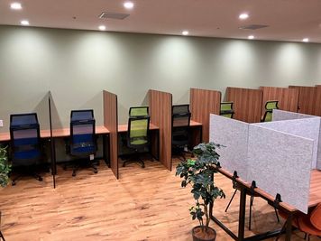 コインスペース大阪ベイタワー店 1人用席（通話・会話OK）の室内の写真