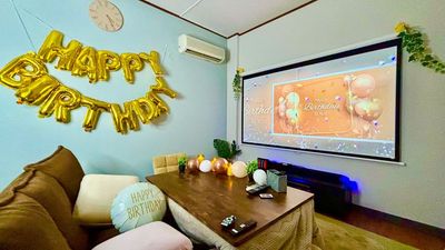 誕生日パーティーも。飾り付け用のフックでご自由にデコレーション❣ - グッドワン大阪天満宮　右近 未成年🆗防犯カメラ🈚️出入り🆓　グッドワン大阪天満宮　右近の室内の写真