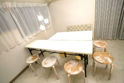 ソファー２名＋丸椅子５名の合計７名で机が使用可能。（手前のお部屋） - レンタルサロンRainbow 赤羽店（Large） businessの室内の写真