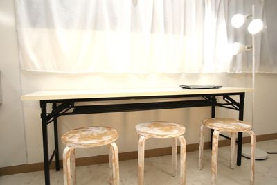 2024年12月26日、折り畳み式、長机入荷。塾や勉強などにも最適です！（手前のお部屋） - レンタルサロンRainbow 赤羽店（Large） businessの室内の写真