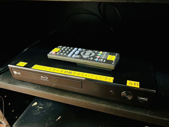 アクセントウォール🛋ホワイトボード、空気清浄機、ミシン🧵２５ - JK Room ビブレ西小倉B館