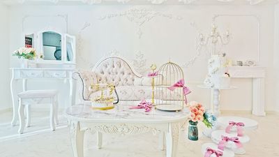 白を基調としているため、ブライダルフォトや押し活、祭壇作りにピッタリ。 - 姫スタジオ　大名店の室内の写真