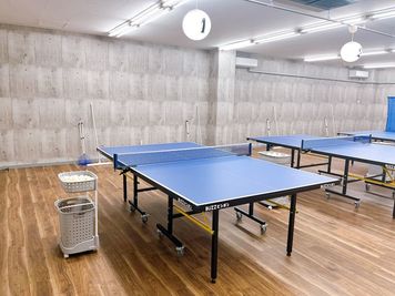 国際規格サイズの卓球台。 - BUZZピンポン 清水店 1時間200円！！ 手軽に卓球BUZZピンポン清水店 コート1の室内の写真