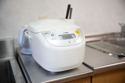 有料オプション：キッチン
炊飯器・包丁・まな板・電子ケトル - Office with U  【授乳室付き畳スペースセット】古民家モダンなレンタルスペースの設備の写真