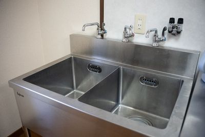 有料オプション：キッチン
二層シンク - Office with U  【授乳室付き畳スペースセット】古民家モダンなレンタルスペースの設備の写真