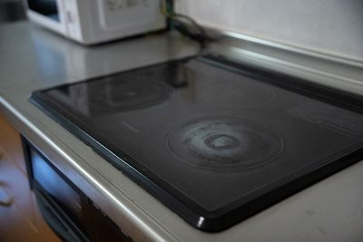 キッチン
IH３口コンロ - Office with U  【飲食業許可済み】古民家モダンなレンタルスペースキッチンプランの室内の写真