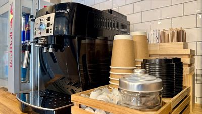 デロンギ(De'Longhi)
本場イタリアの豆から挽きたて、淹れたてのレギュラーコーヒーがお楽しみいただけます - 🌟NEWオープン🌟コワーキングスペースBuzz Work Buzz Work コワーキングスペースの設備の写真