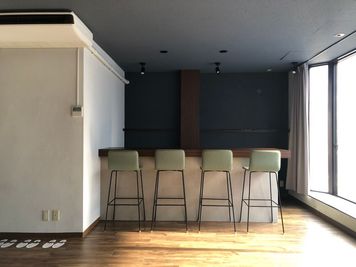 無料貸出¥0-. ハイスツール4脚 - レンタルスタジオウルトラ 本町・靱公園店 夜専 | 本町 靱公園前店 | ヨガ撮影スタジオウルトラの室内の写真