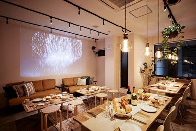 【三条駅3分】25名着席可🙆‍♀️大画面150㌅スクリーン🎥飲食持込🆗24H🌃大人数での懇親会にいかがですか？ - 三条河原町パーティースペースあそViva