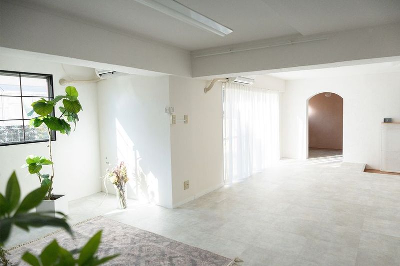 青山一丁目/光と風の撮影スタジオ/アーチ壁とバルコニーの空間 - Nemica 青山フォトスタジオ