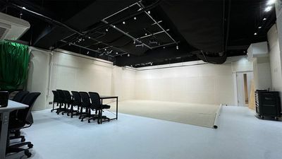 広い!きれい!新しい!約100㎡の映像収録&ライブ配信スタジオ - 鶯谷STUDIO