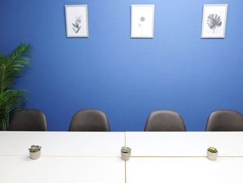 落着いた色調のお部屋なので、お客様の演出での鮮やかな飾り付けが映えます。※跡が残る強力なテープ、ピン止め、画鋲は使用禁止です。 - 🌈 【ライステラス🌾】 動画配信、撮影にも！🎞️【ライステラス🌾新宿】の室内の写真