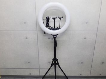 １８インチ　RGBリングライトです。
撮影はもちろん、リモート面談、読書の照明、パーティー等の演出にご利用ください。 - 🌈 【ライステラス🌾】 動画配信、撮影にも！🎞️【ライステラス🌾新宿】の設備の写真