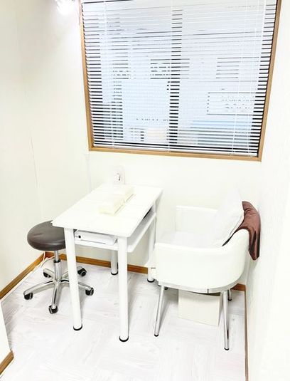 ご利用可能設備:ネイルテーブル1台、施術者イス1脚、お客様イス1脚、荷物入れカゴ1個、照明1台 - Blah-zehブラゼ 錦糸町店 ブラゼ 錦糸町店の設備の写真