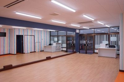 ロールカーテンで外からの視界を遮断出来ます - キッズ・スポーツアカデミーの室内の写真