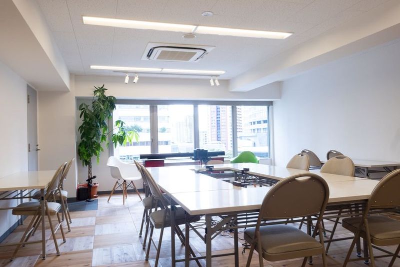 セミナー、講演会、小規模の懇親会に利用できるスペースです。 - 六本木100feetの室内の写真
