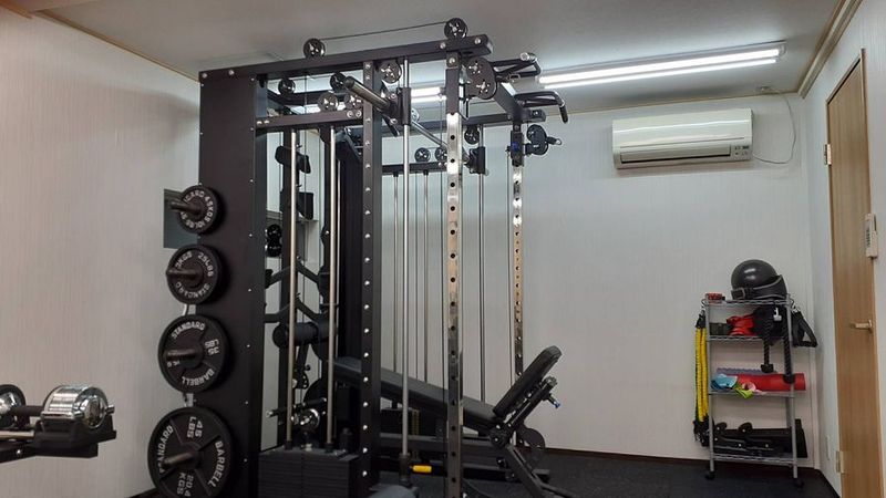 マルチラック
アジャスタブルベンチ×２
可変式ダンベル3~32kg
EZバー
オリンピックバー
ヒップスラストマシン
整体ベッド
ブルガリアンスクワットスタンド - パーソナルジムDiet Beauty Labの室内の写真